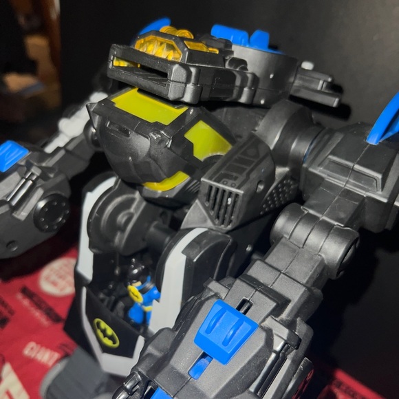 Remote controlled transforming Batman robot for the DC Super Friends Imaginext - Picture 3 of 7